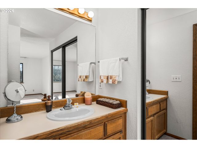 1927 LAKE ISLE Dr, Eugene, OR 97401