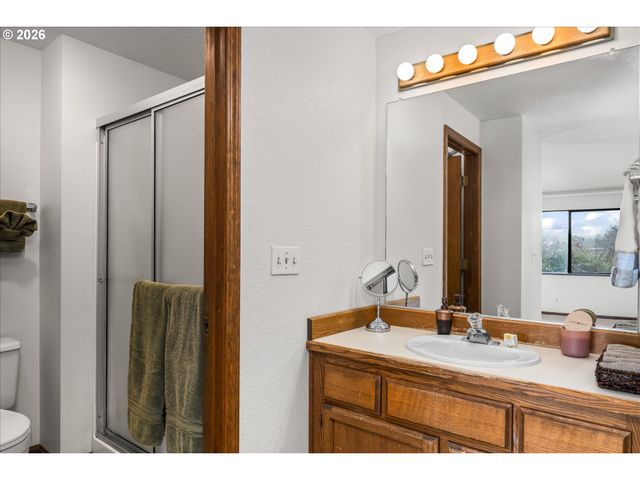 1927 LAKE ISLE Dr, Eugene, OR 97401