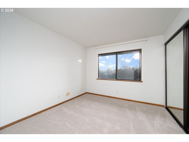 1927 LAKE ISLE Dr, Eugene, OR 97401