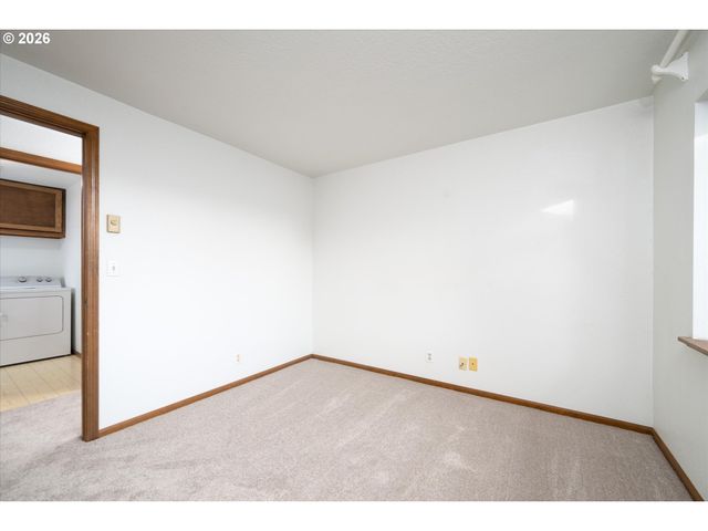 1927 LAKE ISLE Dr, Eugene, OR 97401