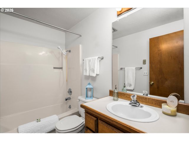 1927 LAKE ISLE Dr, Eugene, OR 97401