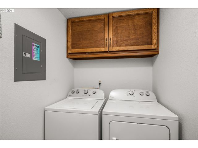 1927 LAKE ISLE Dr, Eugene, OR 97401