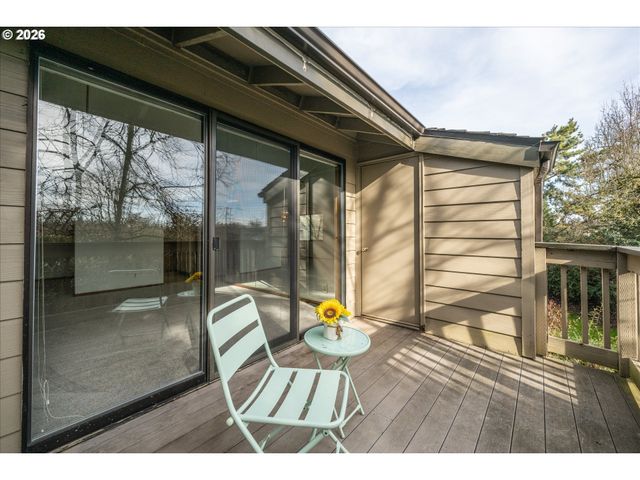 1927 LAKE ISLE Dr, Eugene, OR 97401