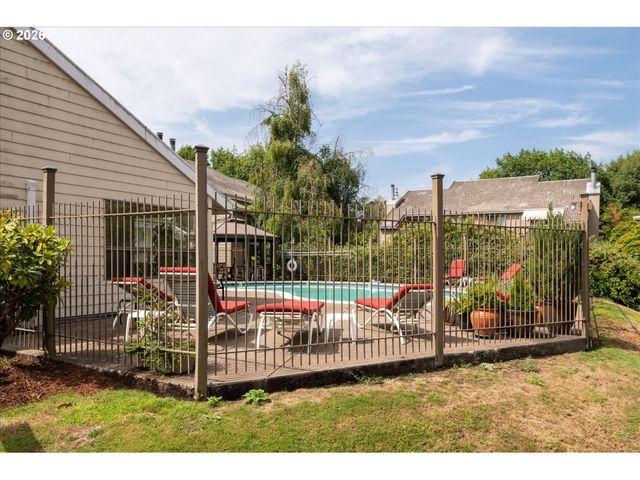 1927 LAKE ISLE Dr, Eugene, OR 97401