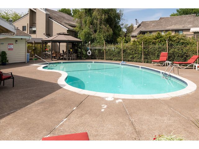 1927 LAKE ISLE Dr, Eugene, OR 97401