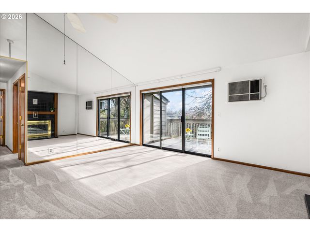 1927 LAKE ISLE Dr, Eugene, OR 97401