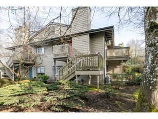 1927 LAKE ISLE Dr, Eugene, OR 97401