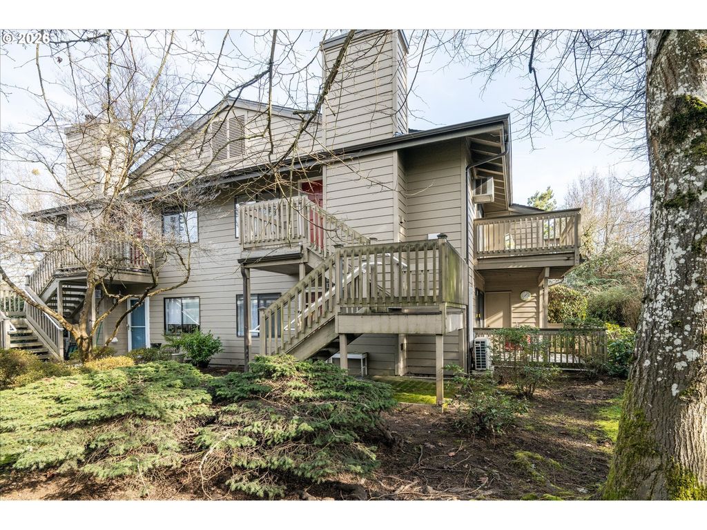 1927 LAKE ISLE Dr, Eugene, OR 97401