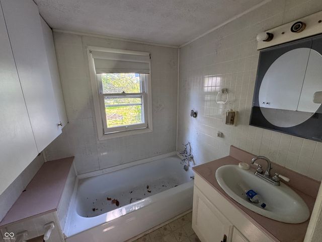 827 N Hawthorne Lane, Indianapolis, IN 46219