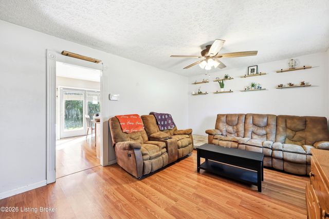 370 Concord Dr, Mt Washington, KY 40047