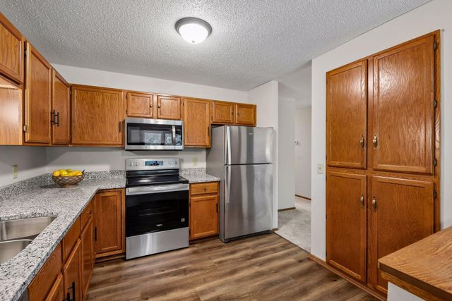 15275 Lesley Lane, Eden Prairie, MN 55346
