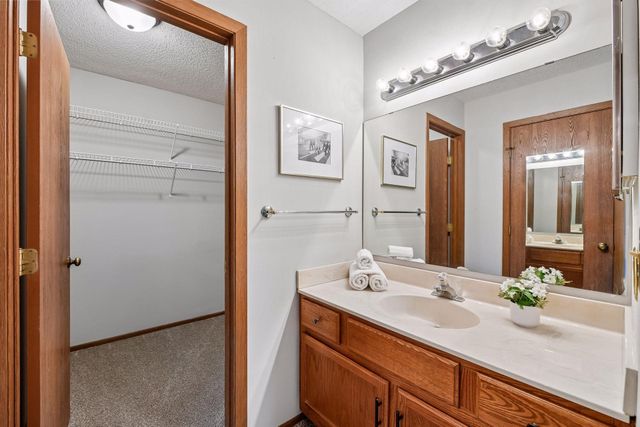 15275 Lesley Lane, Eden Prairie, MN 55346