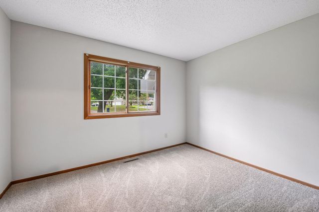 15275 Lesley Lane, Eden Prairie, MN 55346