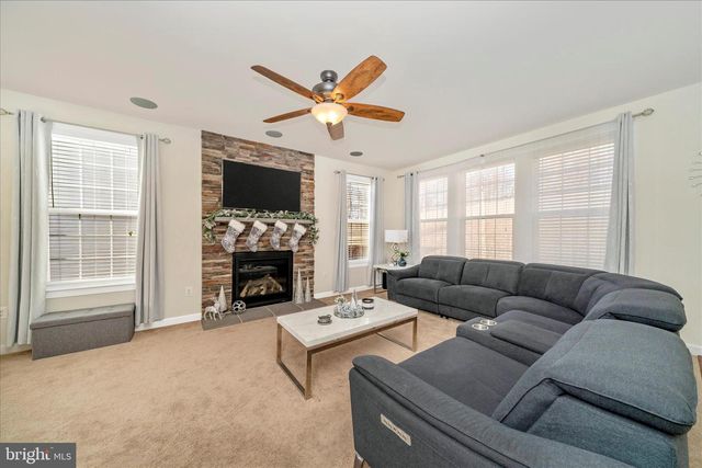 15845 EAGLE FEATHER DR, Woodbridge, VA 22191