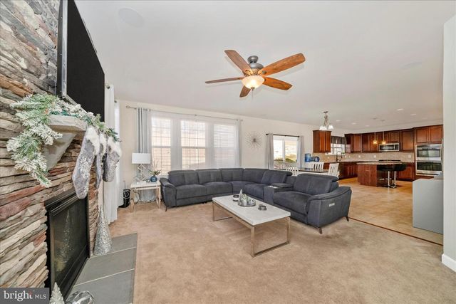 15845 EAGLE FEATHER DR, Woodbridge, VA 22191