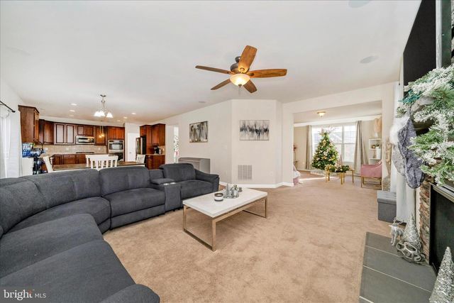 15845 EAGLE FEATHER DR, Woodbridge, VA 22191