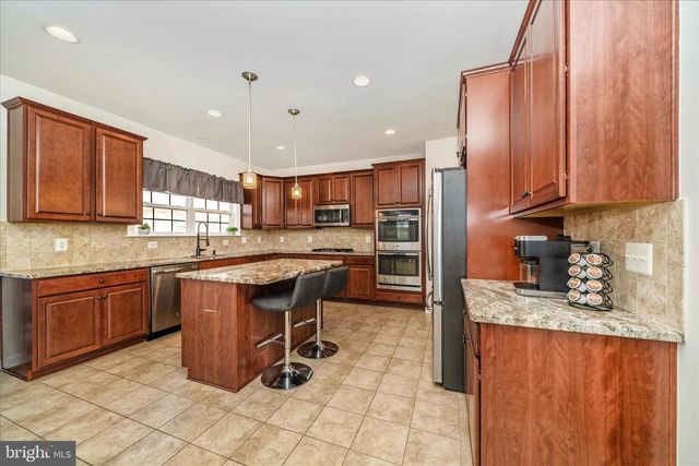 15845 EAGLE FEATHER DR, Woodbridge, VA 22191