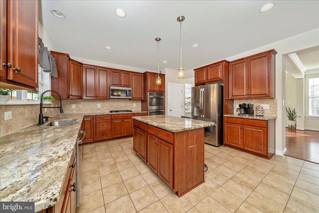 15845 EAGLE FEATHER DR, Woodbridge, VA 22191