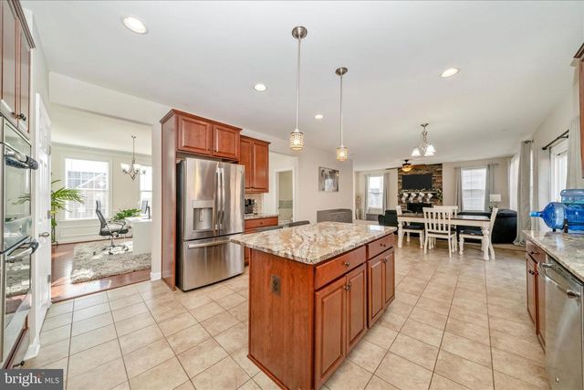 15845 EAGLE FEATHER DR, Woodbridge, VA 22191