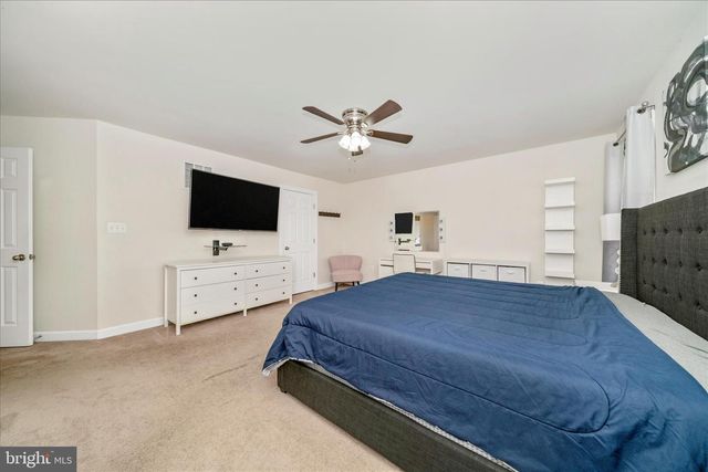 15845 EAGLE FEATHER DR, Woodbridge, VA 22191