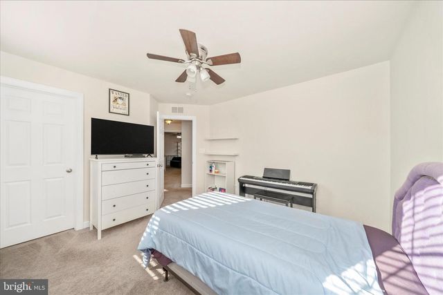 15845 EAGLE FEATHER DR, Woodbridge, VA 22191