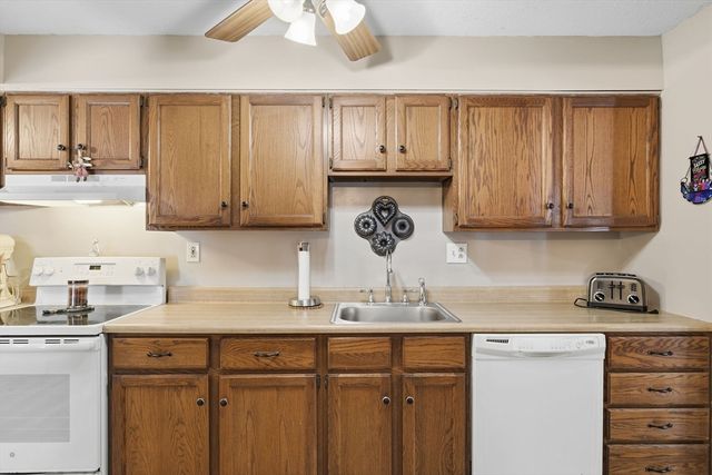 37 Greenwood Ter 37, Chicopee, MA 01022