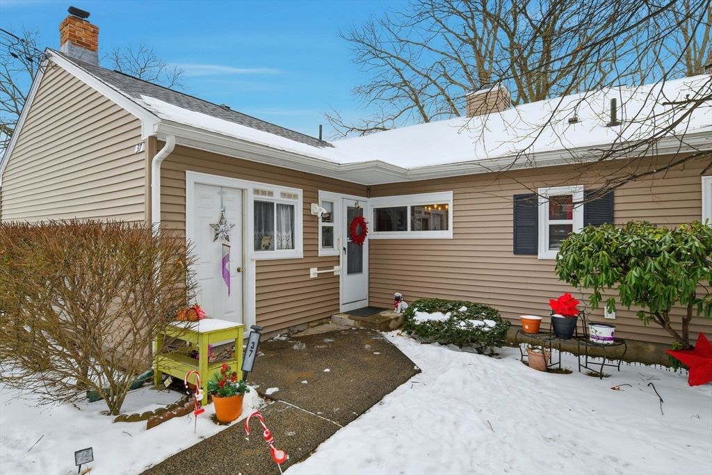 37 Greenwood Ter 37, Chicopee, MA 01022