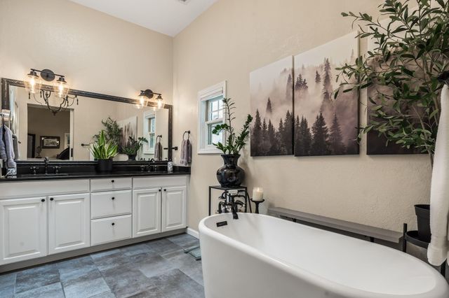 9651 Village Green Drive NE, Albuquerque, NM 87111