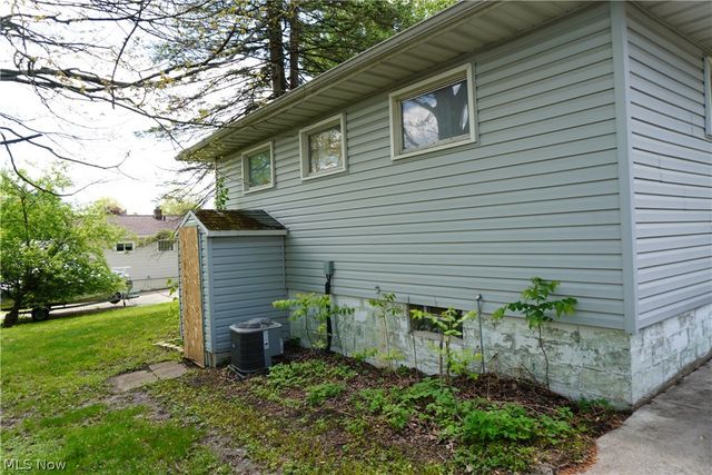 483 17th Street NW, Barberton, OH 44203