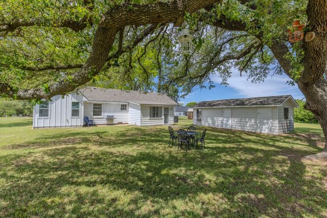 1100 Rs County Road 3150, Emory, TX 75440