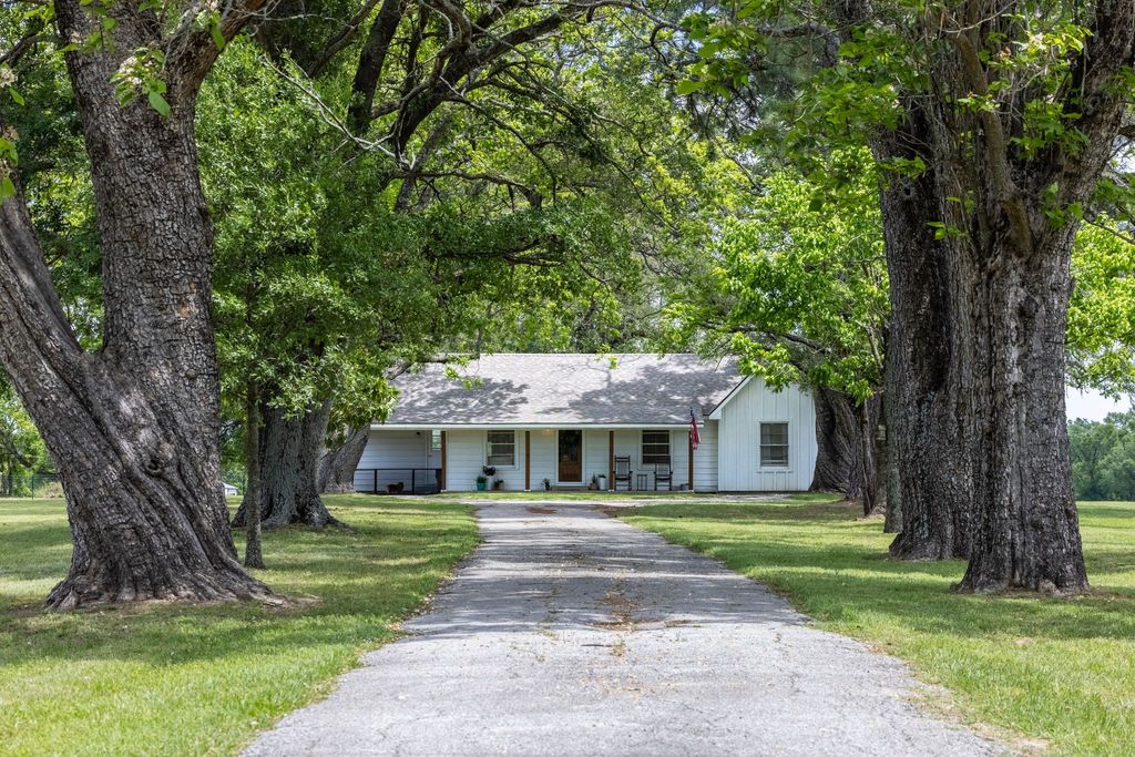 1100 Rs County Road 3150, Emory, TX 75440