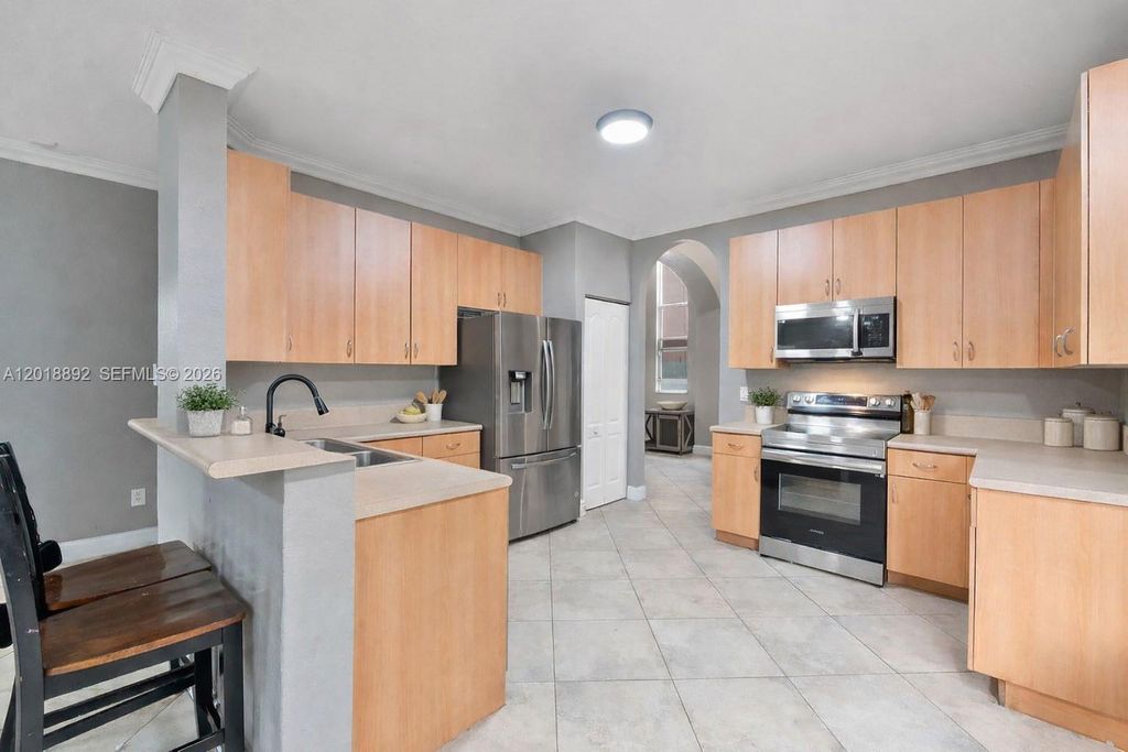 Image 5 of property listing at 4113 NE 22nd Ln, Homestead, FL 33033