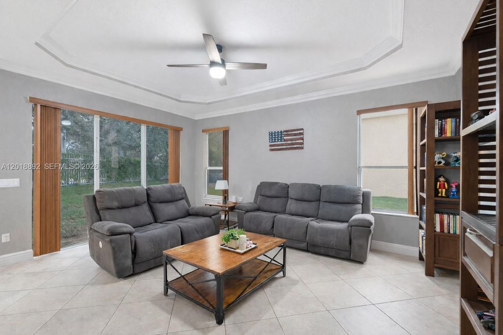 Image 6 of property listing at 4113 NE 22nd Ln, Homestead, FL 33033