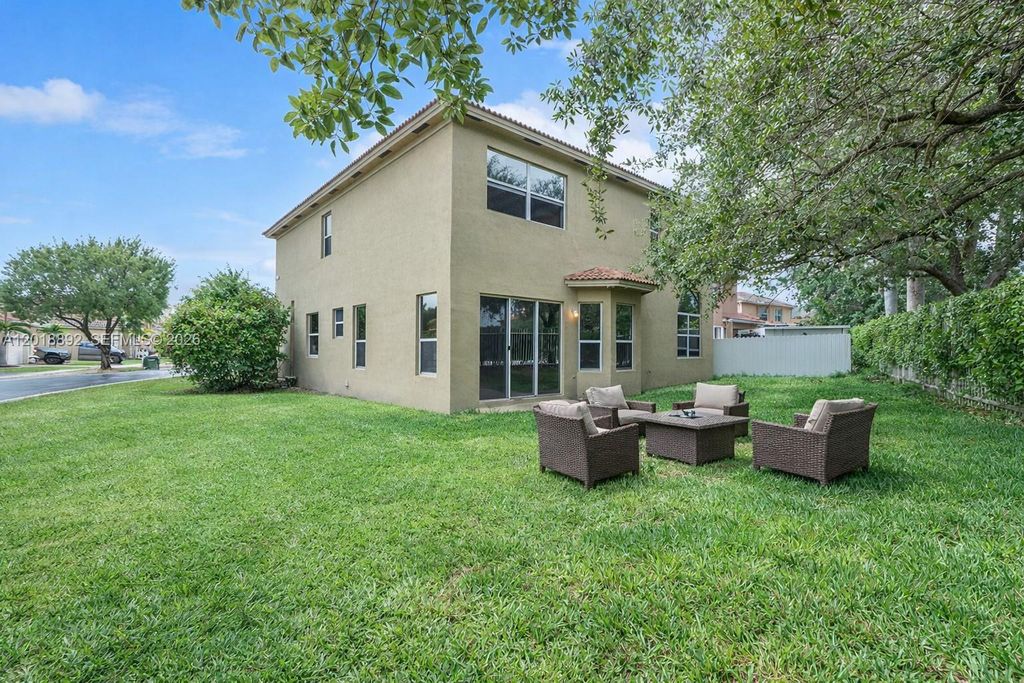 Image 7 of property listing at 4113 NE 22nd Ln, Homestead, FL 33033