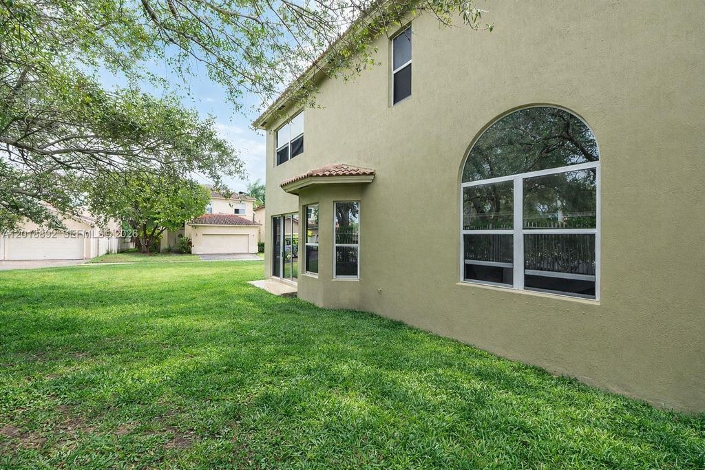 Image 8 of property listing at 4113 NE 22nd Ln, Homestead, FL 33033