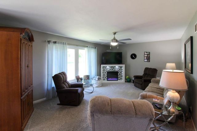1205 E Avenue, Grundy Center, IA 50638