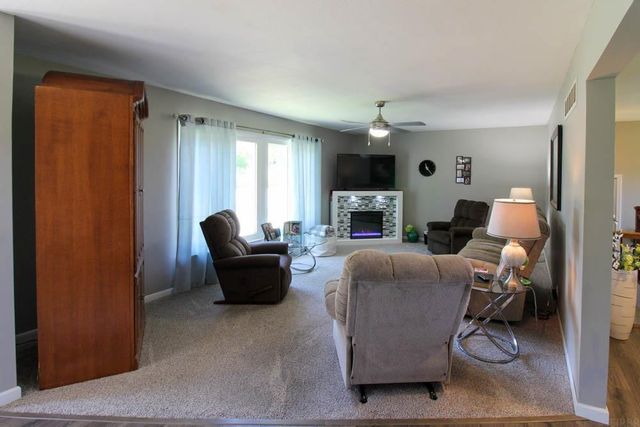 1205 E Avenue, Grundy Center, IA 50638