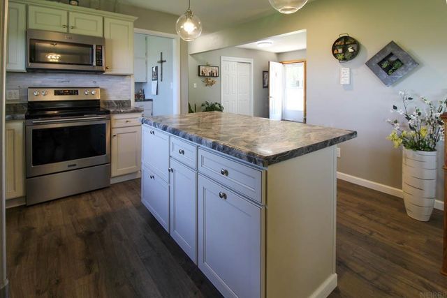 1205 E Avenue, Grundy Center, IA 50638