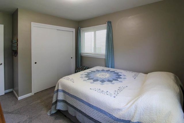 1205 E Avenue, Grundy Center, IA 50638