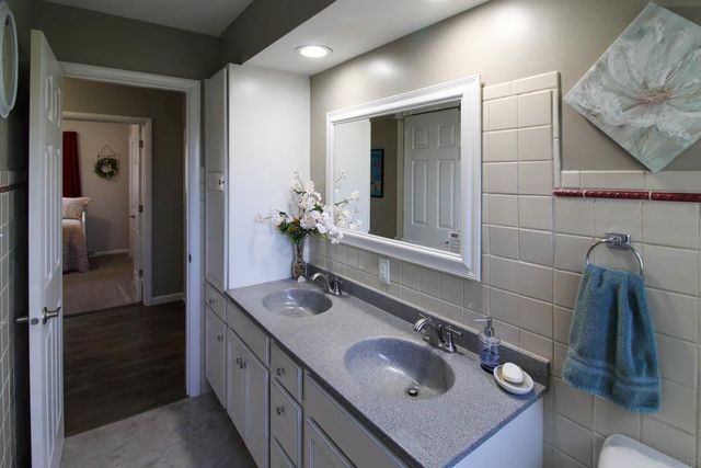 1205 E Avenue, Grundy Center, IA 50638