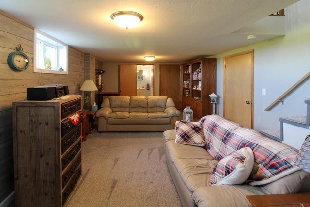 1205 E Avenue, Grundy Center, IA 50638