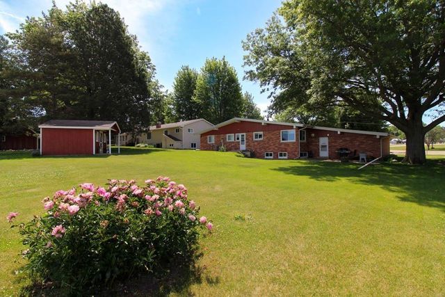 1205 E Avenue, Grundy Center, IA 50638