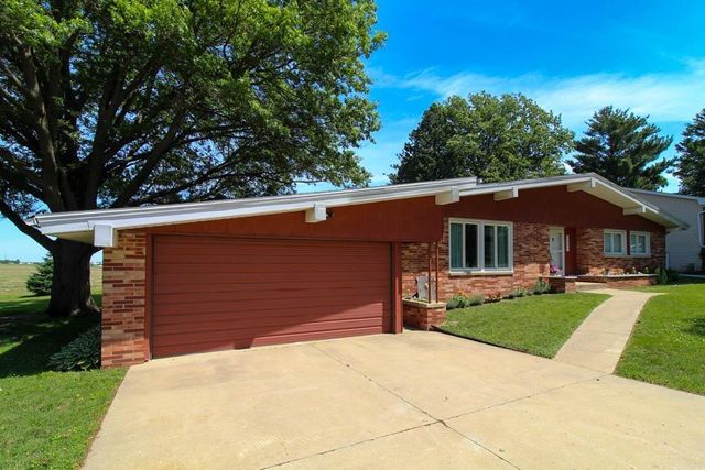 1205 E Avenue, Grundy Center, IA 50638