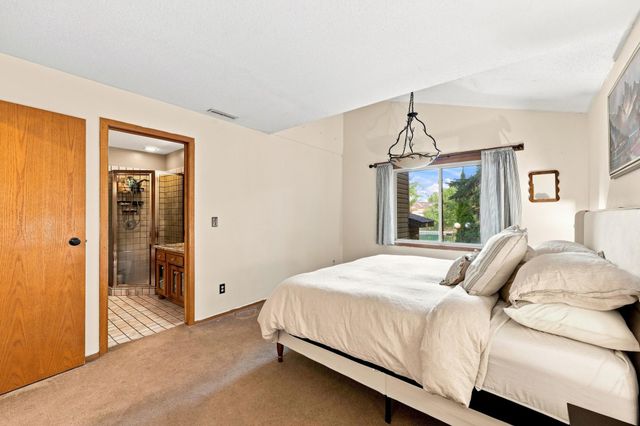 15 Fremont Drive S, Fargo, ND 58103