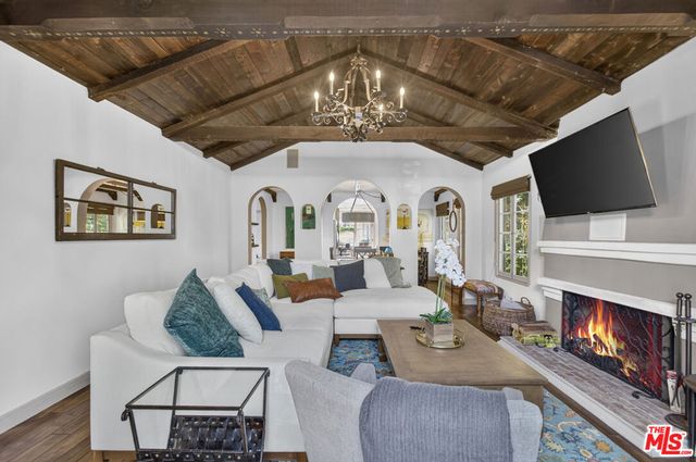 9002 Norma Place, West Hollywood, CA 90069