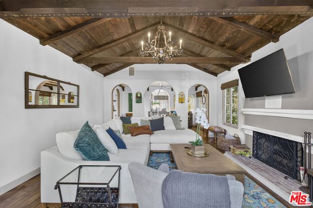 9002 Norma Place, West Hollywood, CA 90069