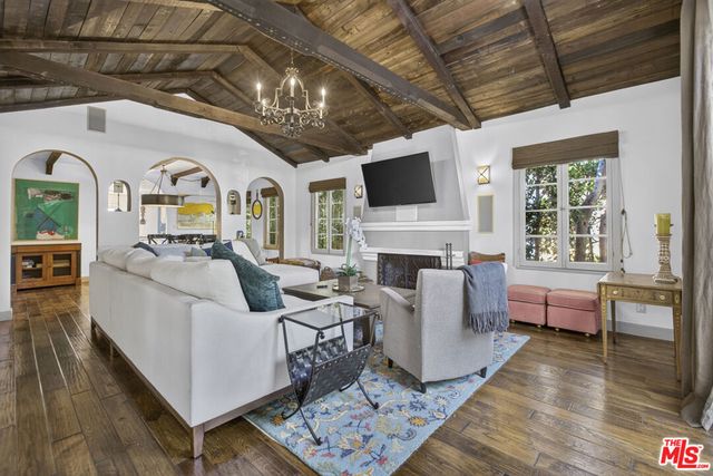 9002 Norma Place, West Hollywood, CA 90069