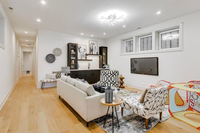 4442 N Greenview Avenue, Chicago, IL 60640