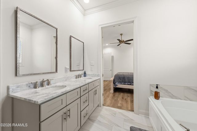 206 Oak Village Drive, Scott, LA 70583