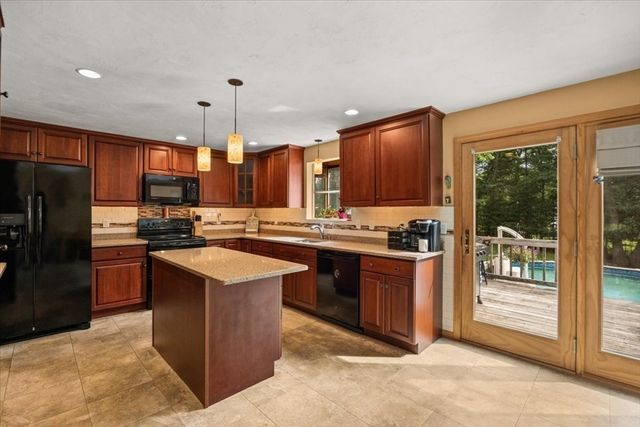32 Maria Ln, Taunton, MA 02780